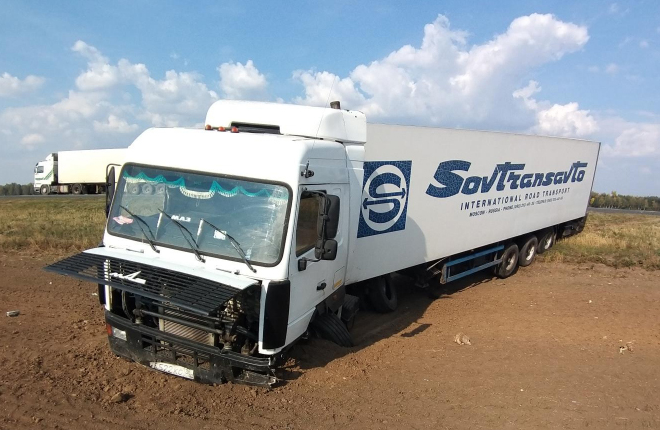 В столкновении легковушки и грузовика под Скопином пострадали три человека